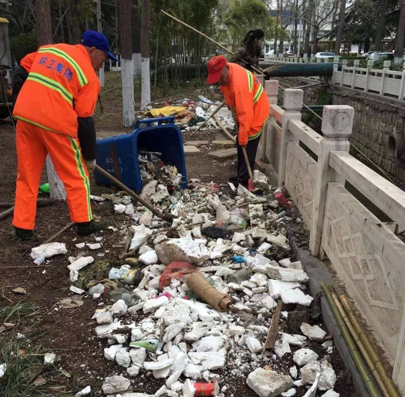 环卫工人清理河道发现河内除了淤泥杂物 垃圾种类五花八门
